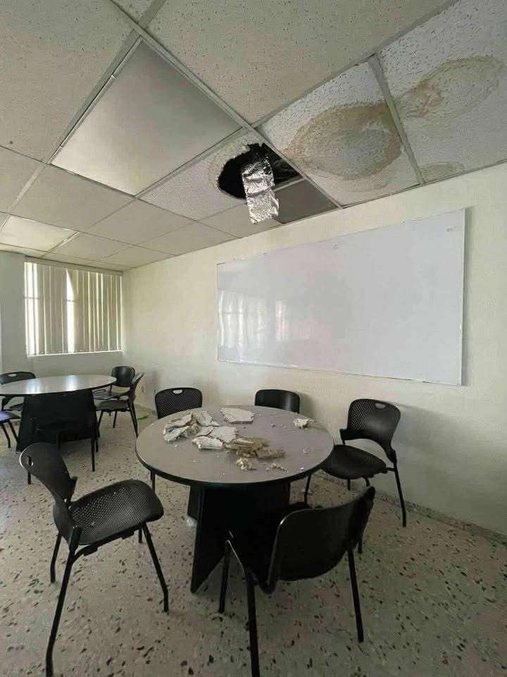 Se desploma parte del techo en edificio de la UACJ tras intensas lluvias