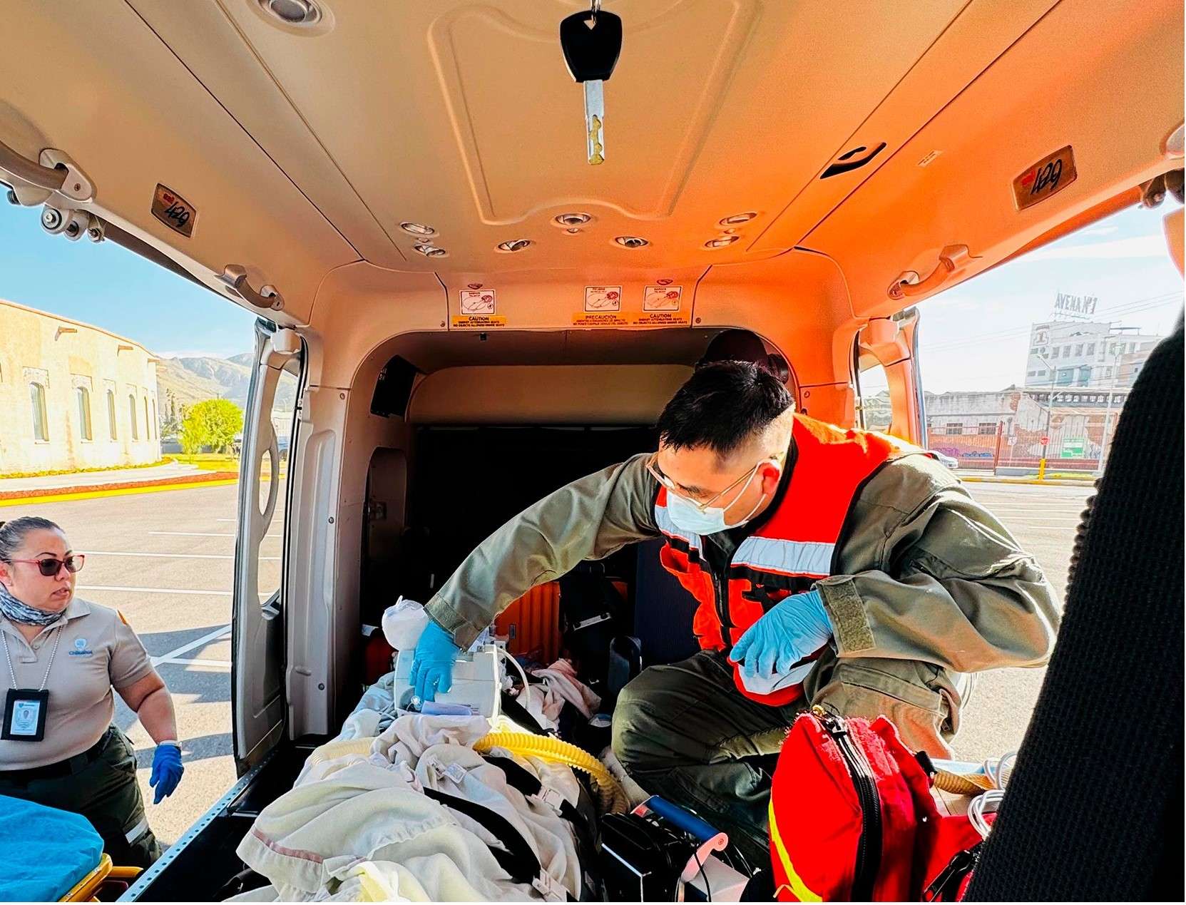 Trasladan en helicóptero de Juárez a Chihuahua a una mujer quemada
