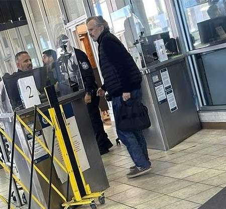 Captan a Miguel Bosé caminando el puente libre para arrancar su gira en Texas
