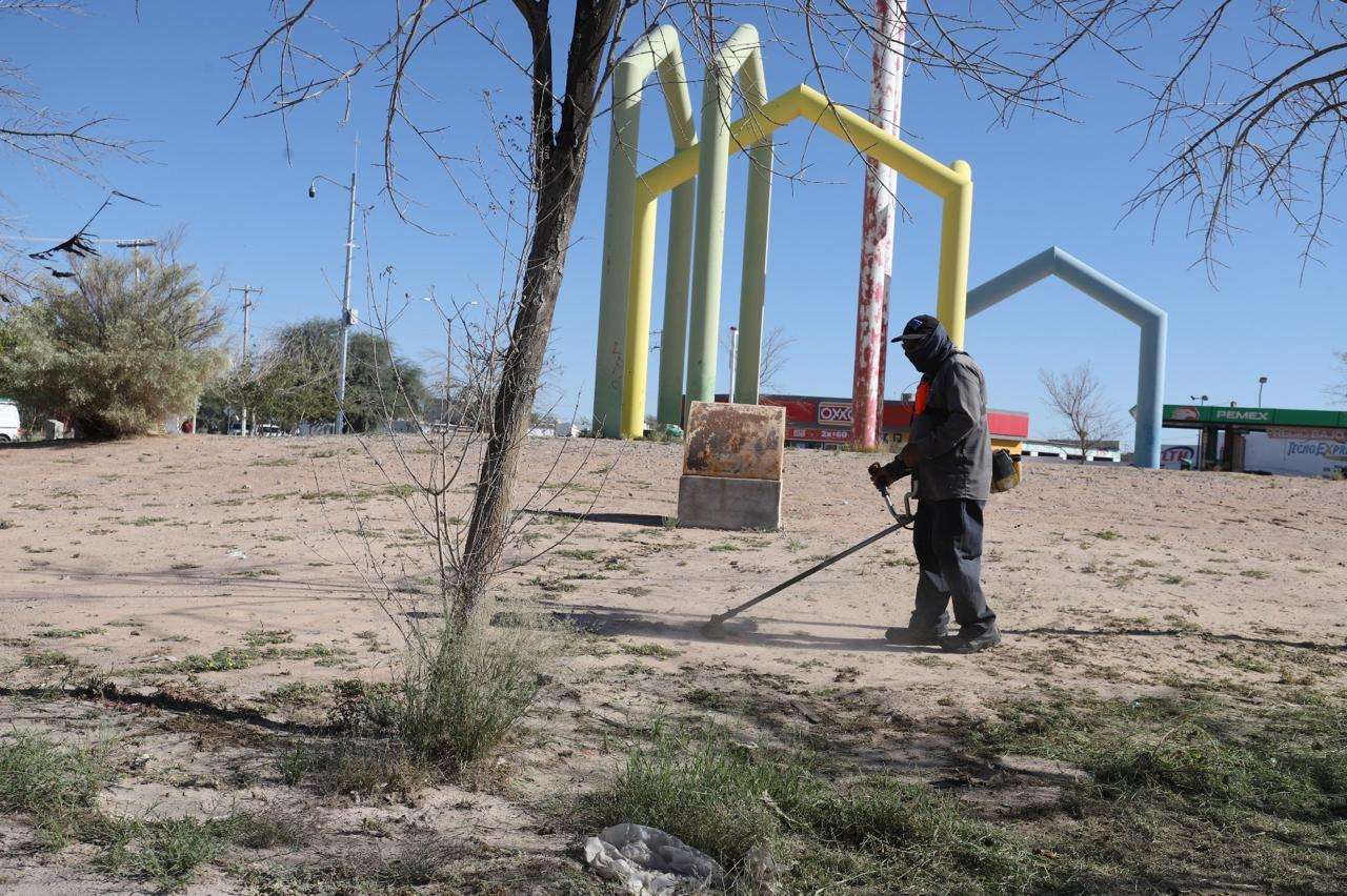 Atienden parques y glorietas en el Las Haciendas Universidad