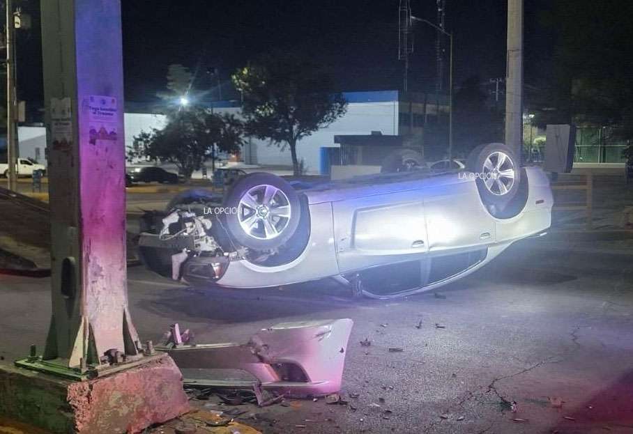 Vuelca auto frente a la comandancia norte