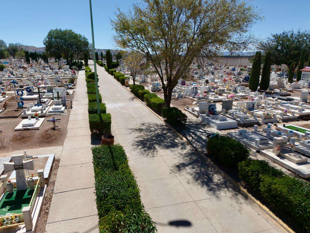Alistan panteones de Cuauhtémoc para el Día de Muertos
