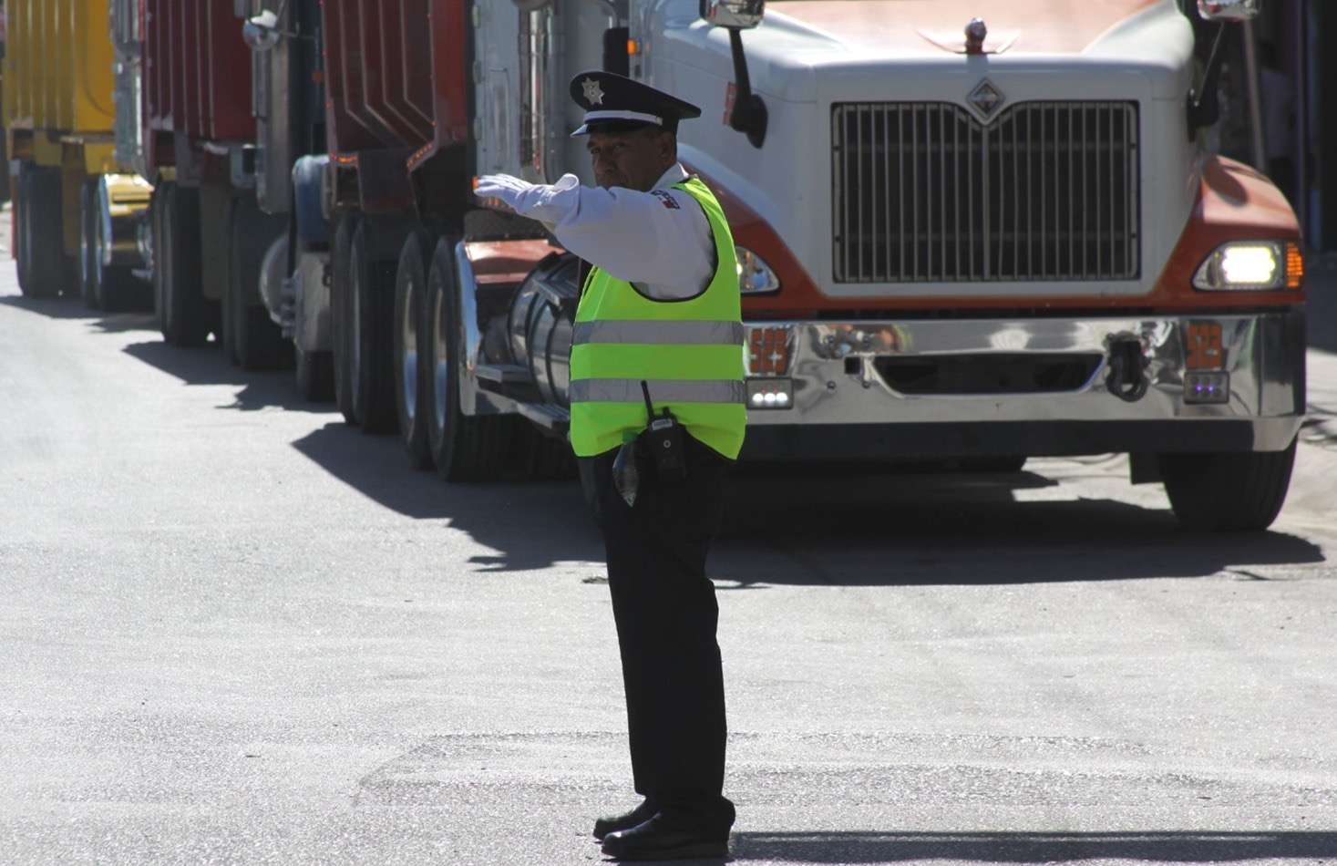 Desvía Seguridad Vial tráfico en Manuel J. Clouthier por reparación de hundimiento