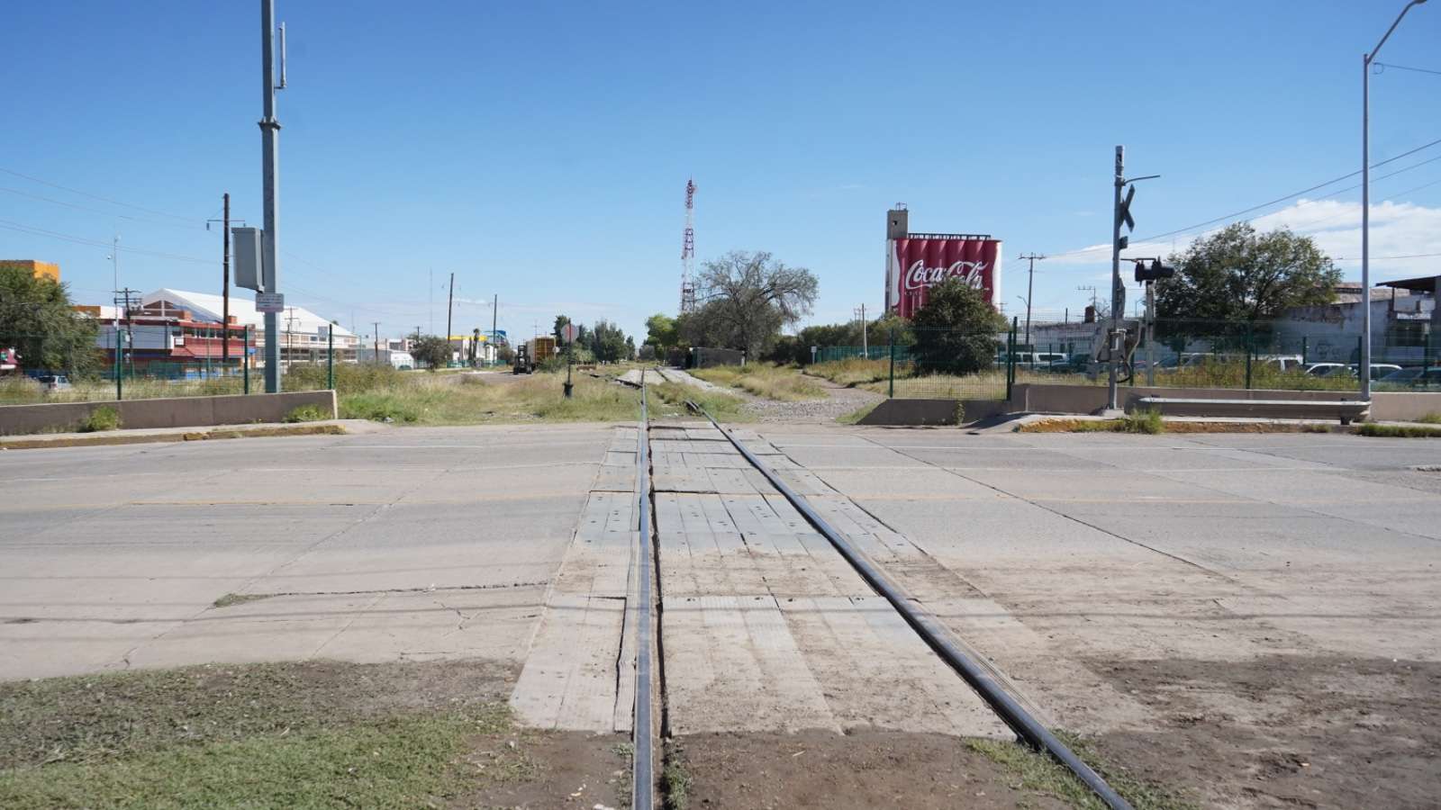 Cierran tres calles en Cuauhtémoc por mantenimiento a vías del tren