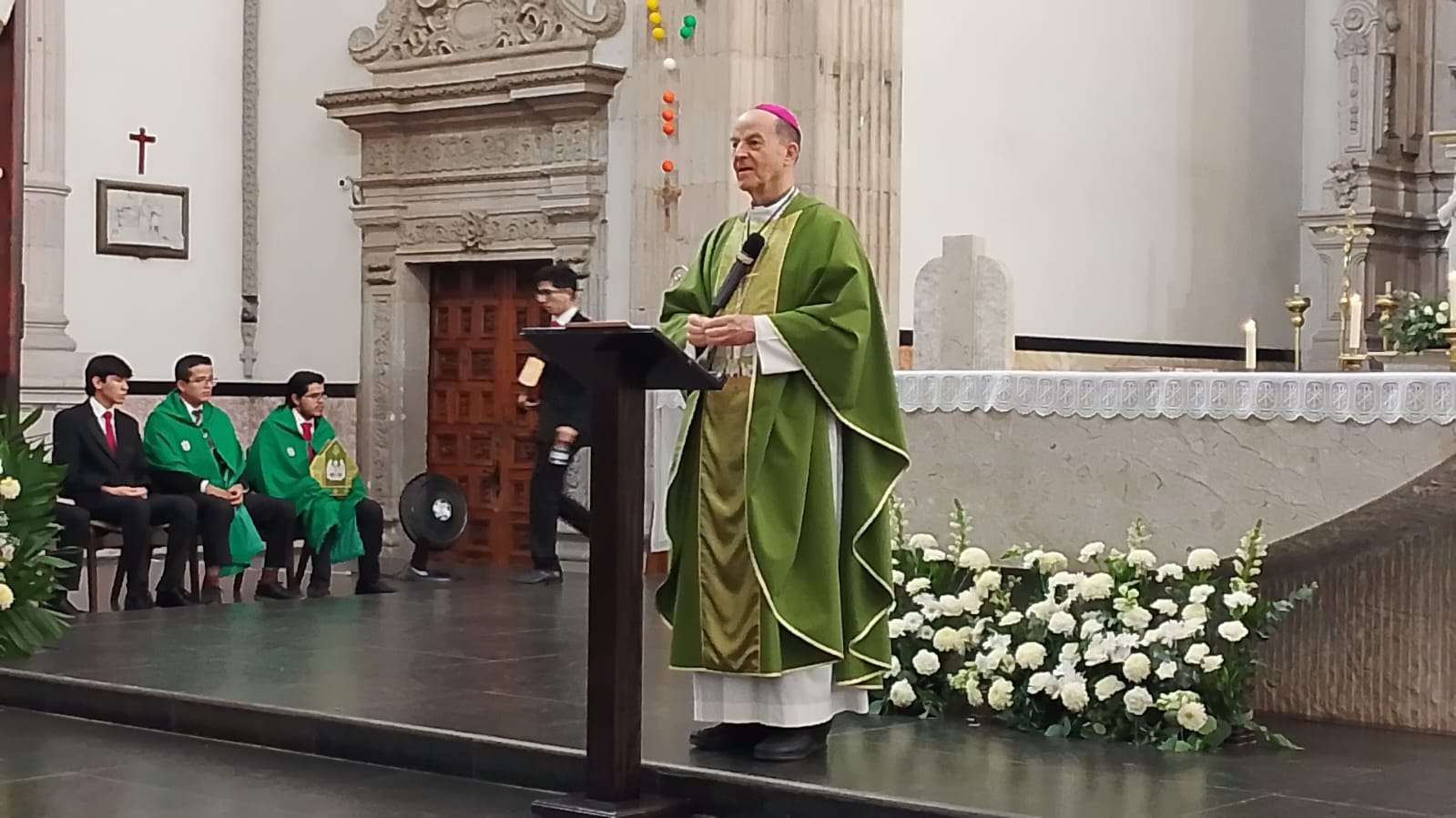 Pide Arzobispo a médicos ejercer con compasión y humanidad