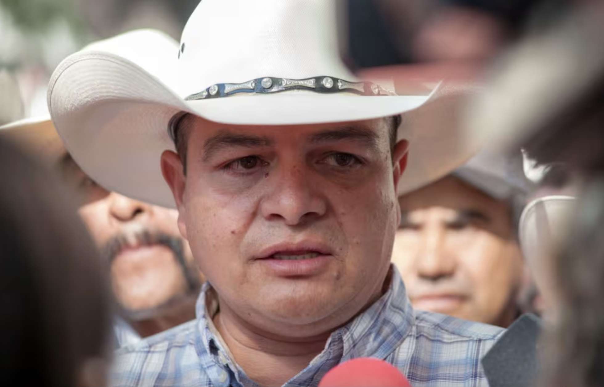 Acuerdan campesinos de tres estados liberar un carril en bloqueos carreteros

