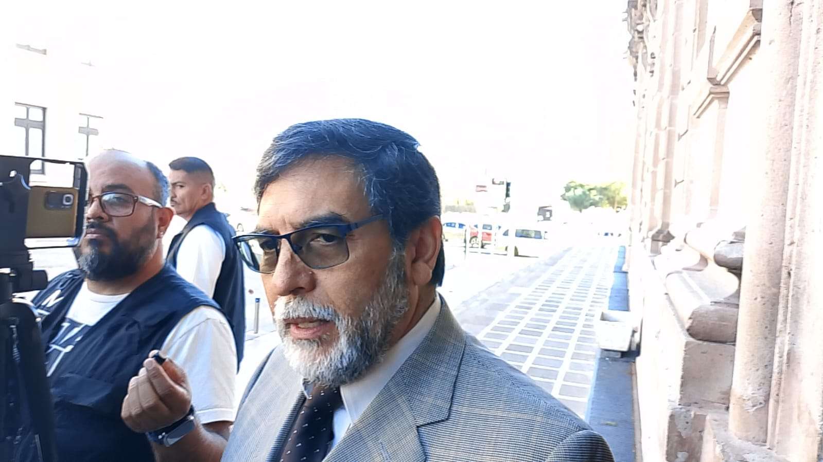 No hay incompatibilidad, que lo asesoren mejor: Responde Komaba a Cruz