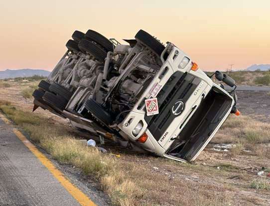 Vuelca pipa de Carvel con diésel en la carretera a Juárez