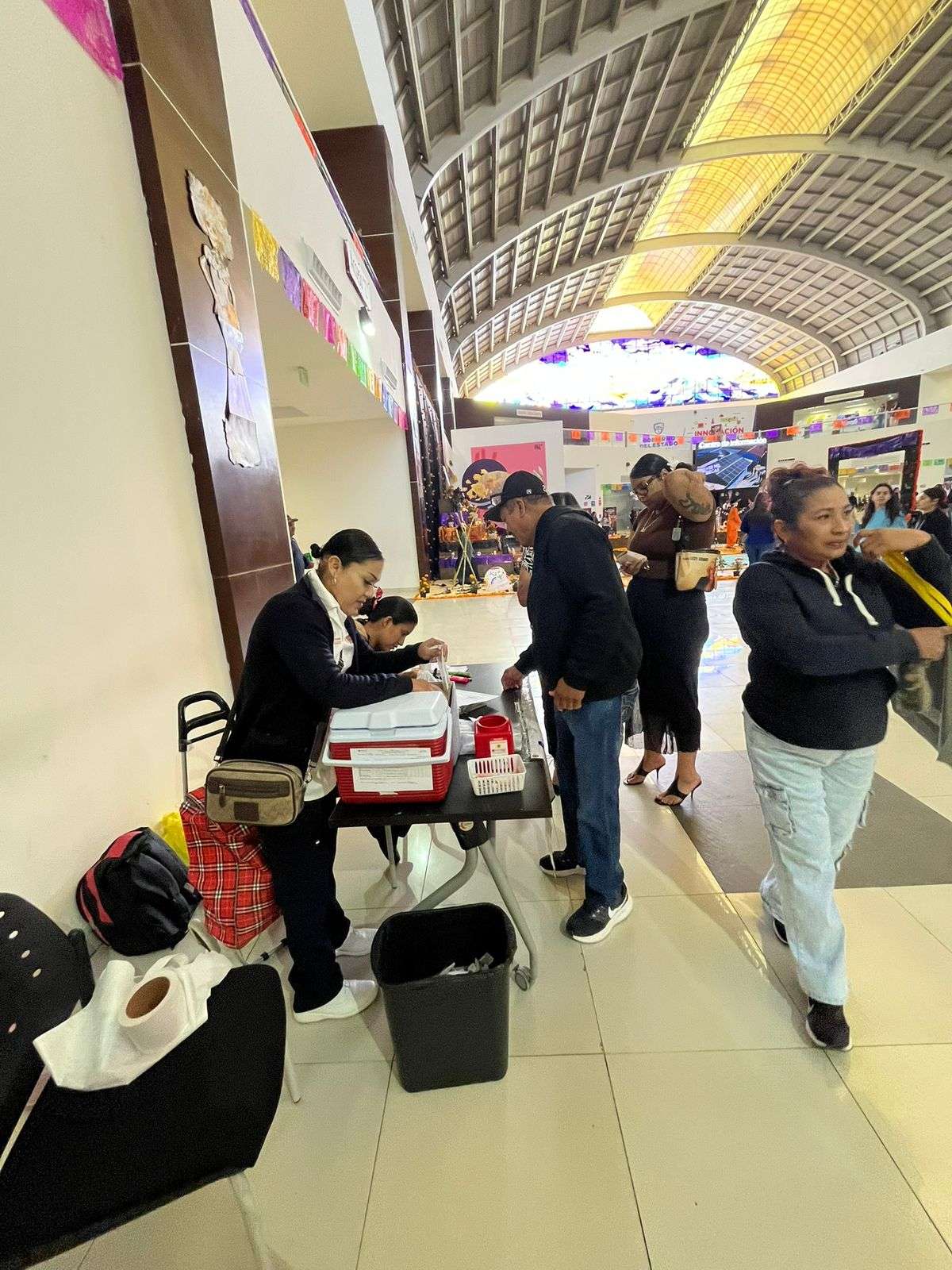 Mantienen activa campaña de vacunación en el Pueblito Mexicano