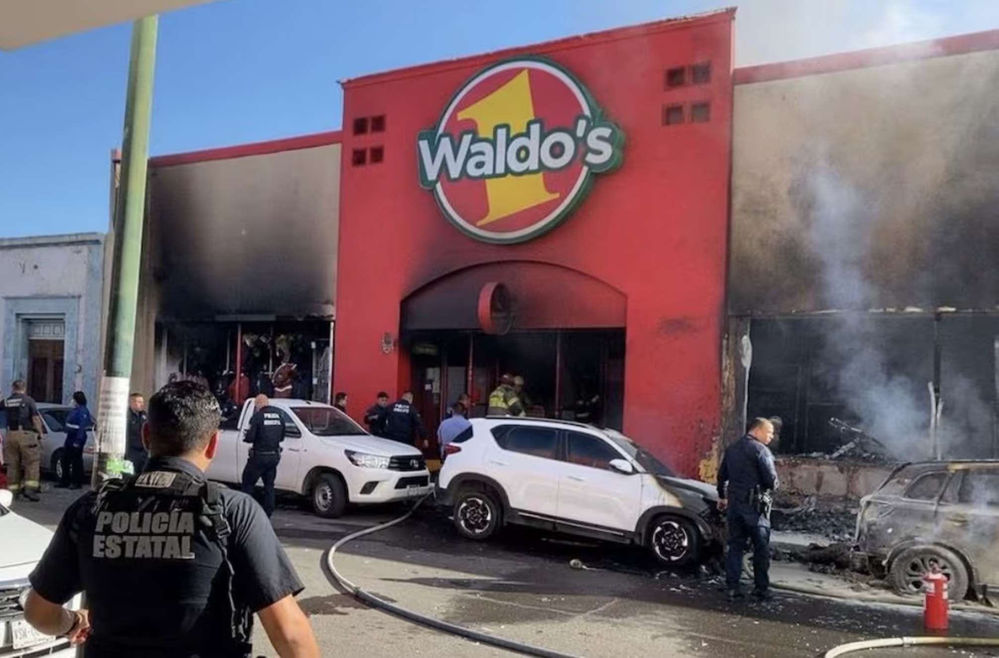 Mueren 22 durante explosión e incendio en un Waldo's de Hermosillo