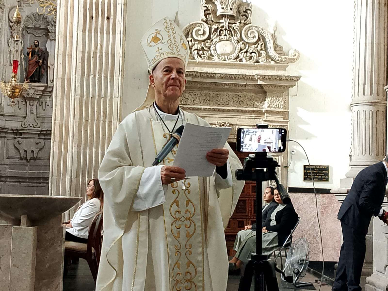 Llama Arzobispo a orar por los fieles difuntos 