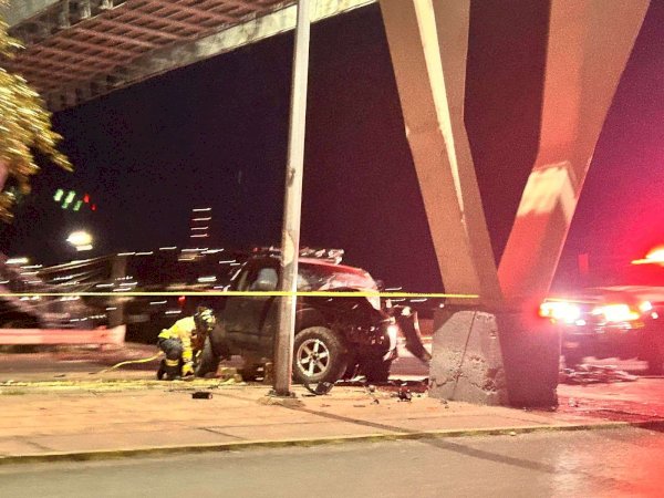 Muere prensado al estrellarse contra puente peatonal | La Opción de ...