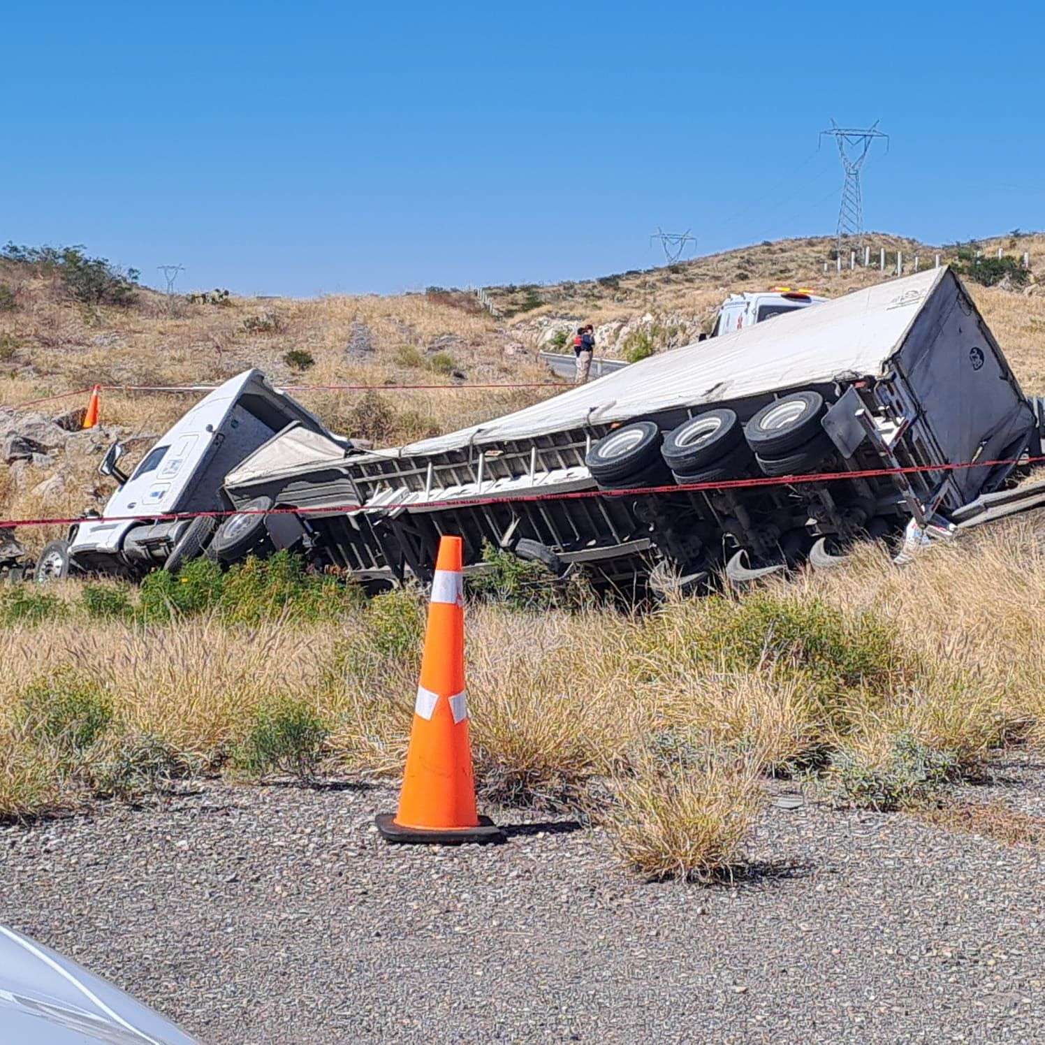 Mueren 4 migrantes al volcar tráiler en la carretera Jiménez-Savalza