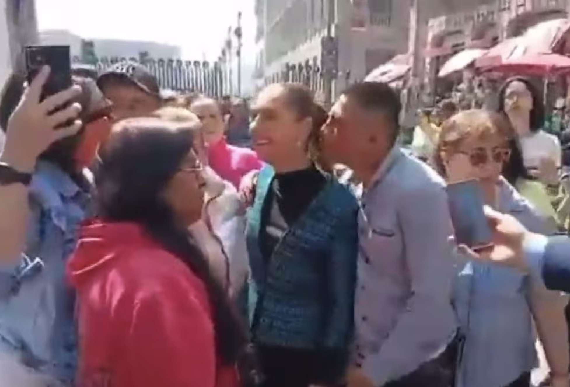 Video: Acosan a Sheinbaum y le dan un arrimón
