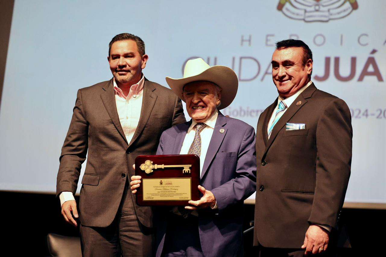 Entrega alcalde Llaves de la Ciudad al cineasta Demetrio Bilbatúa