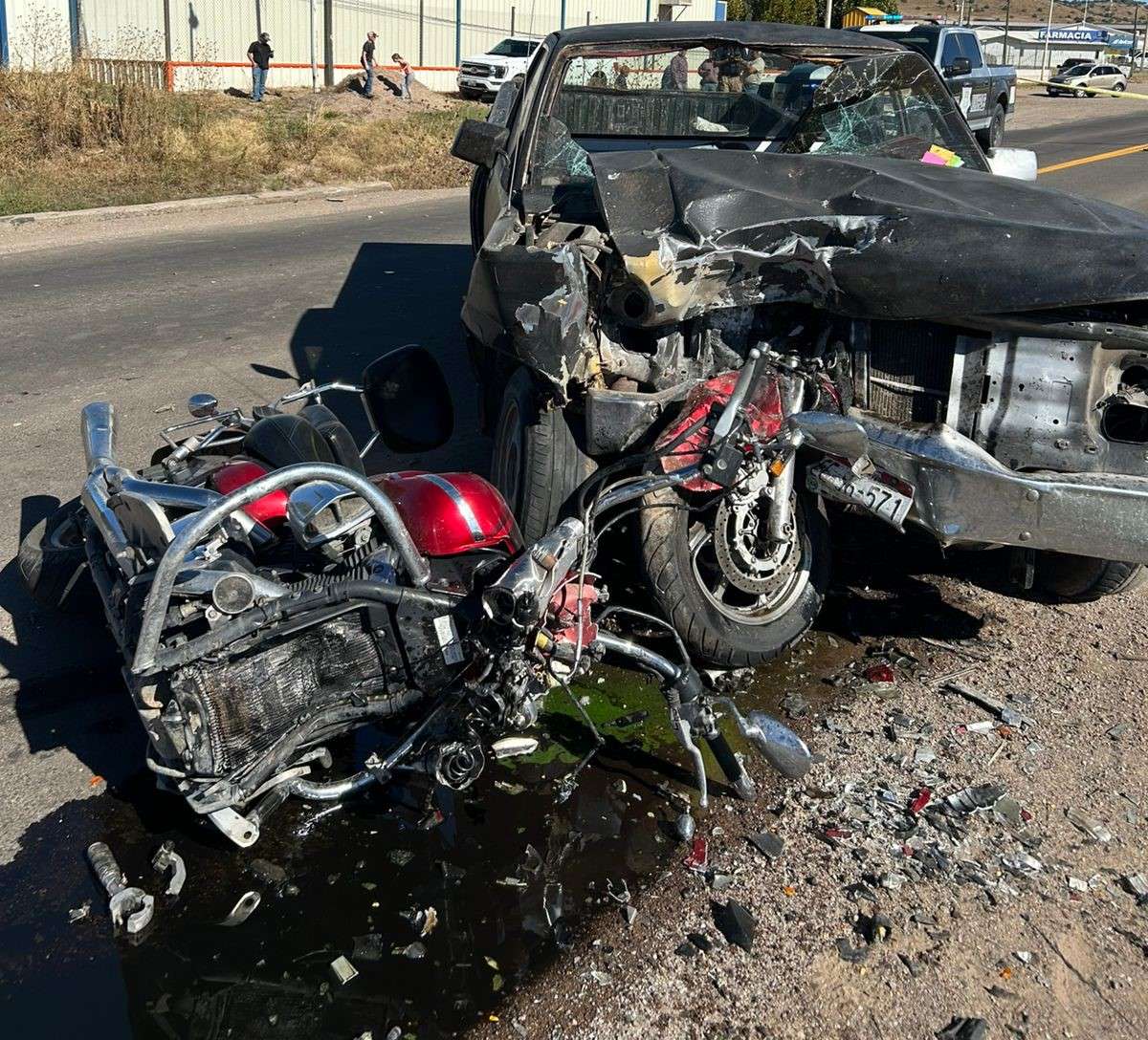 Muere motociclista al chocar con troca en Cuauhtémoc