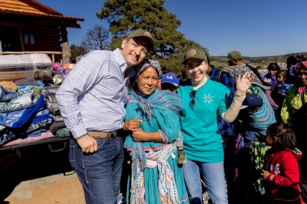 Lleva Marco Bonilla apoyos a familias ralámuli de la Sierra Tarahumara ...