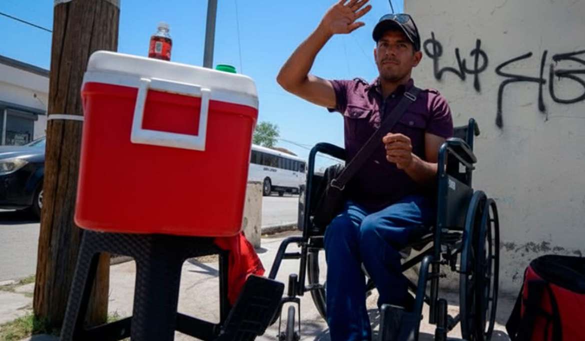 Sale Moisés, adelante vendiendo burritos en la División del Norte