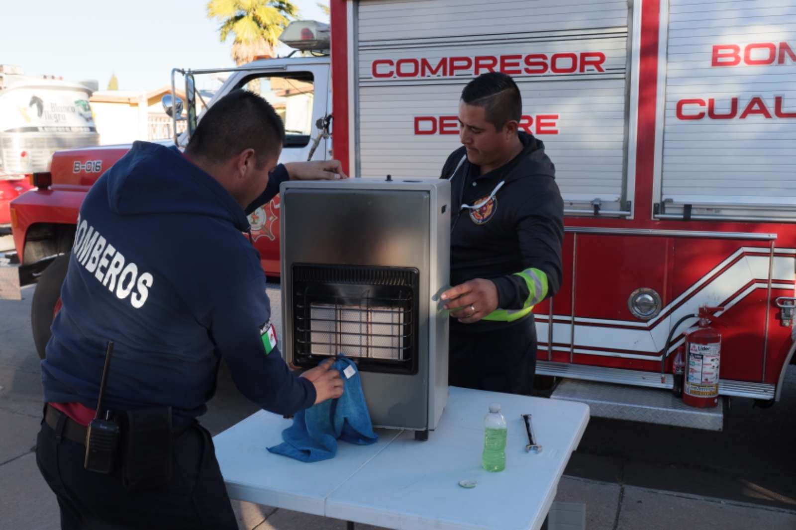 Dan bomberos mantenimiento a calentones en Cuauhtémoc