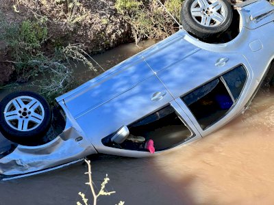 Muere pareja al caer auto a arroyo de la Laguna Fierro