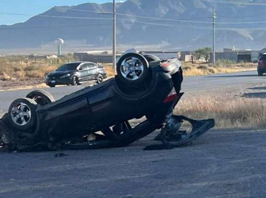 Muere en volcadura al caer en una zanja 