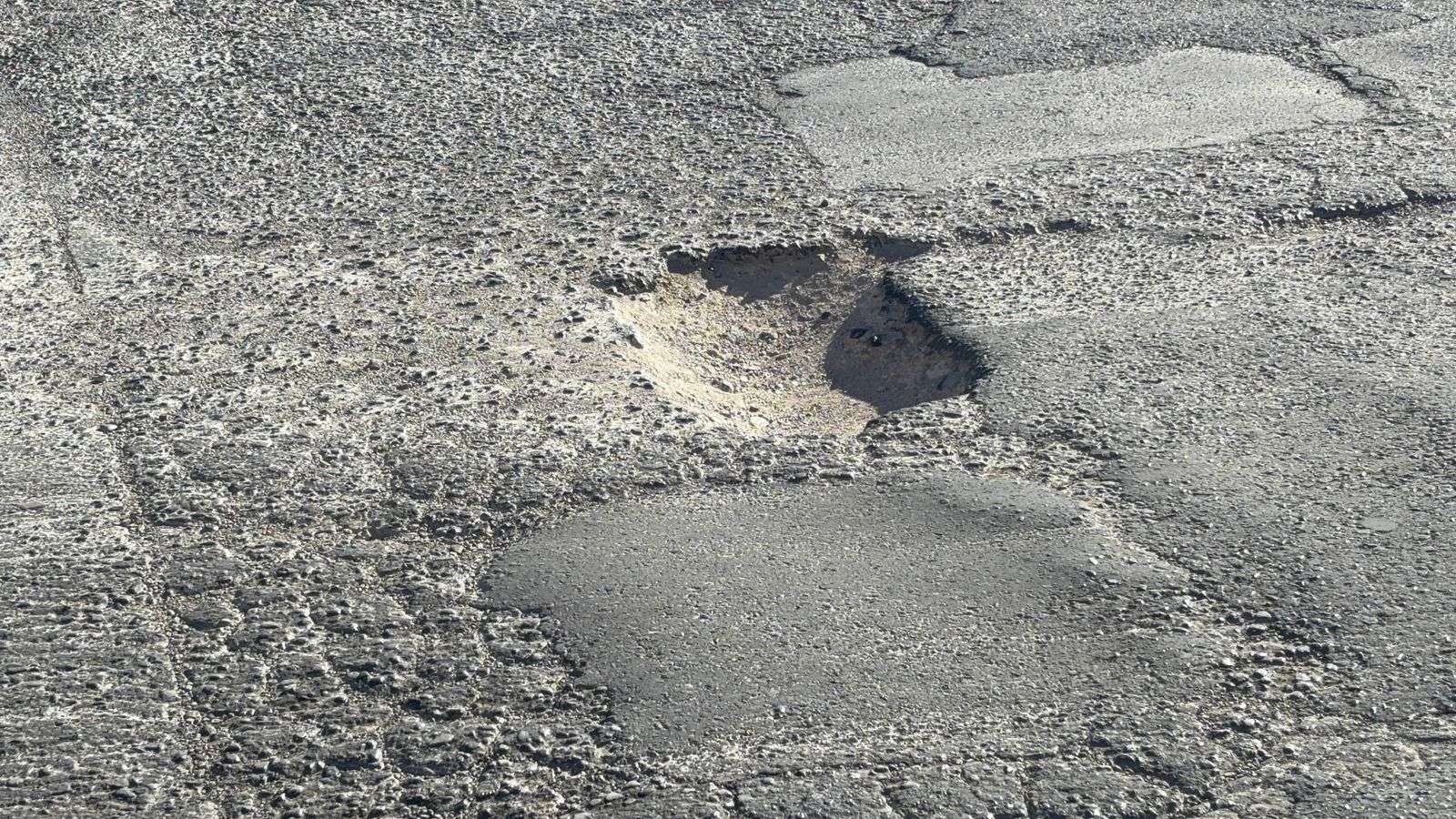 Reportan bache profundo y nadie les hace caso