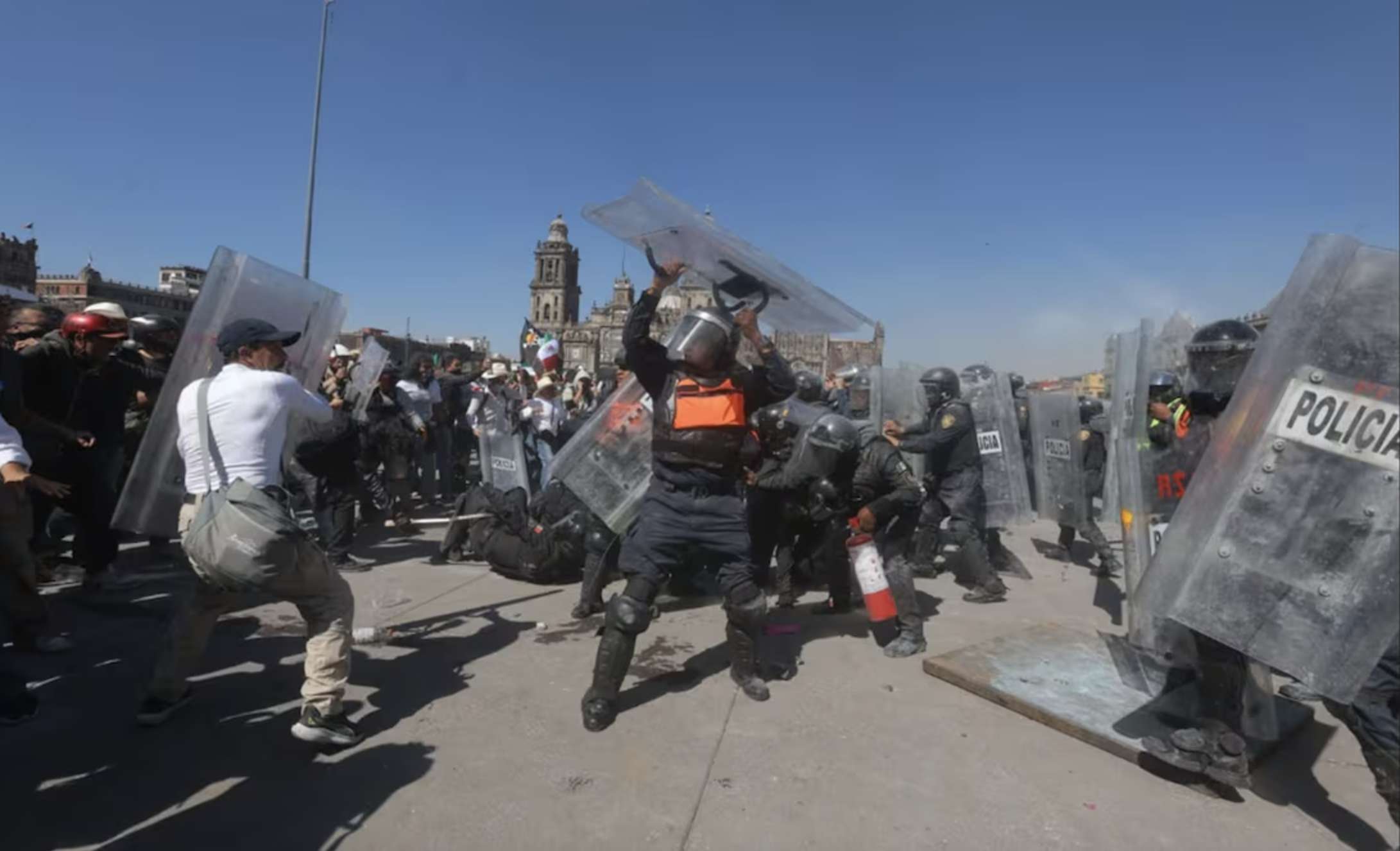 Van contra detenidos de marcha en Cdmx por tentativa de homicidio