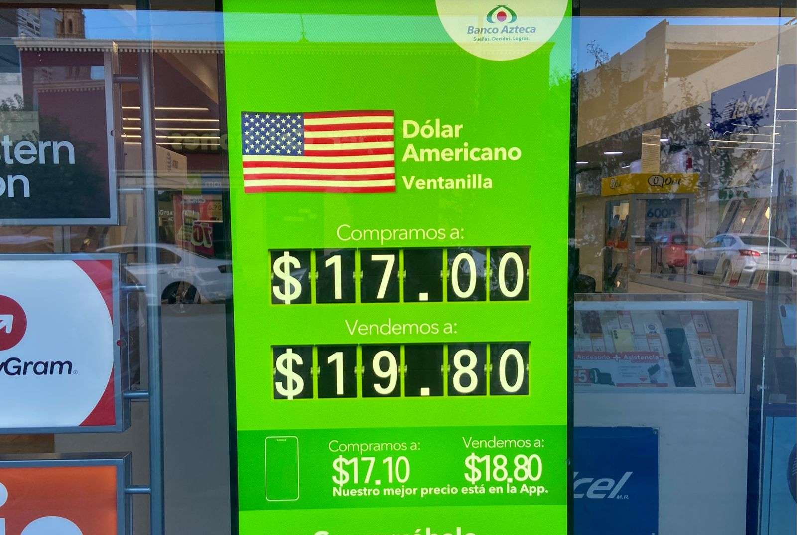 Baja ligeramente el dólar a $19.80 en Banco Azteca