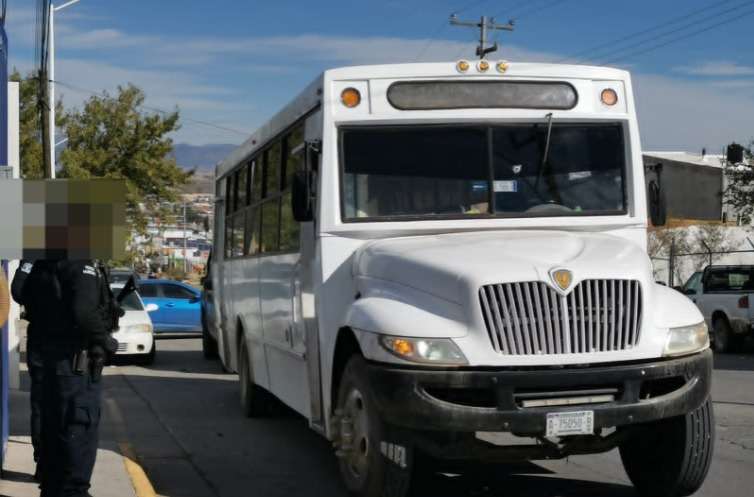 Atacan a balazos a camión urbano en Cuauhtémoc
