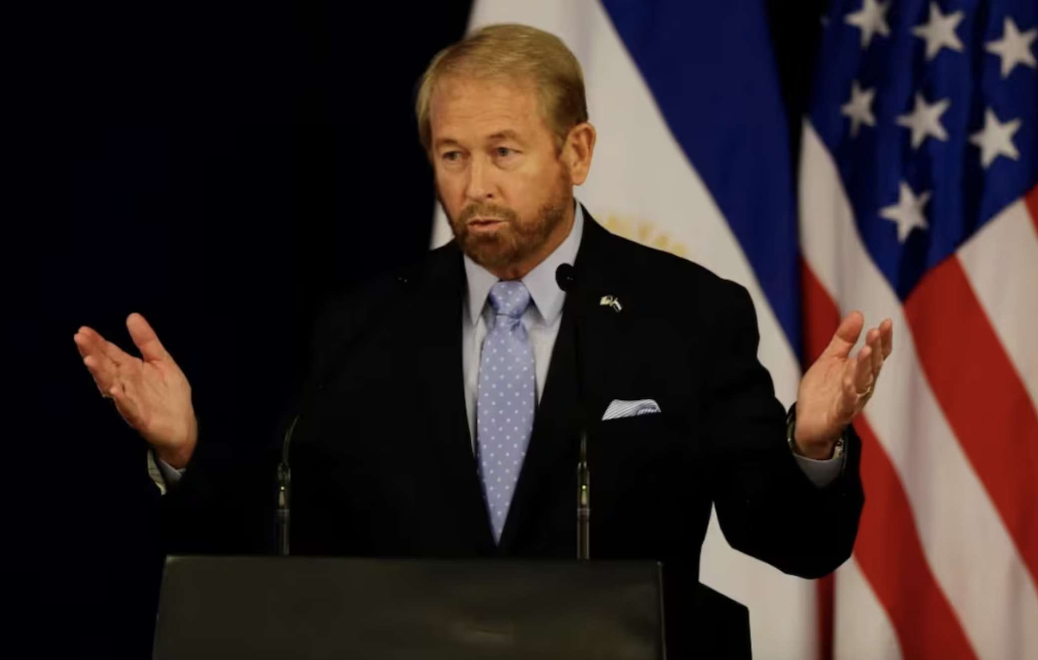 Felicita Embajador Johnson a España por fuerte golpe al Cjng