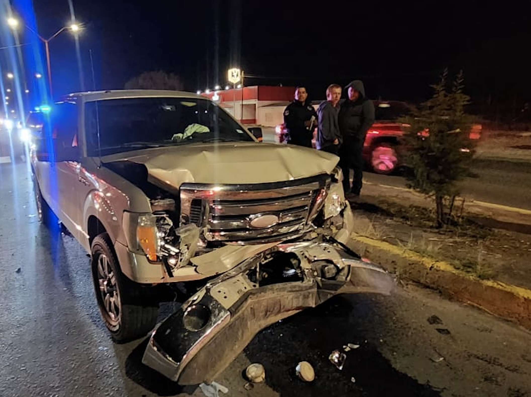 Destrozan sus pick ups en corredor comercial de Cuauhtémoc