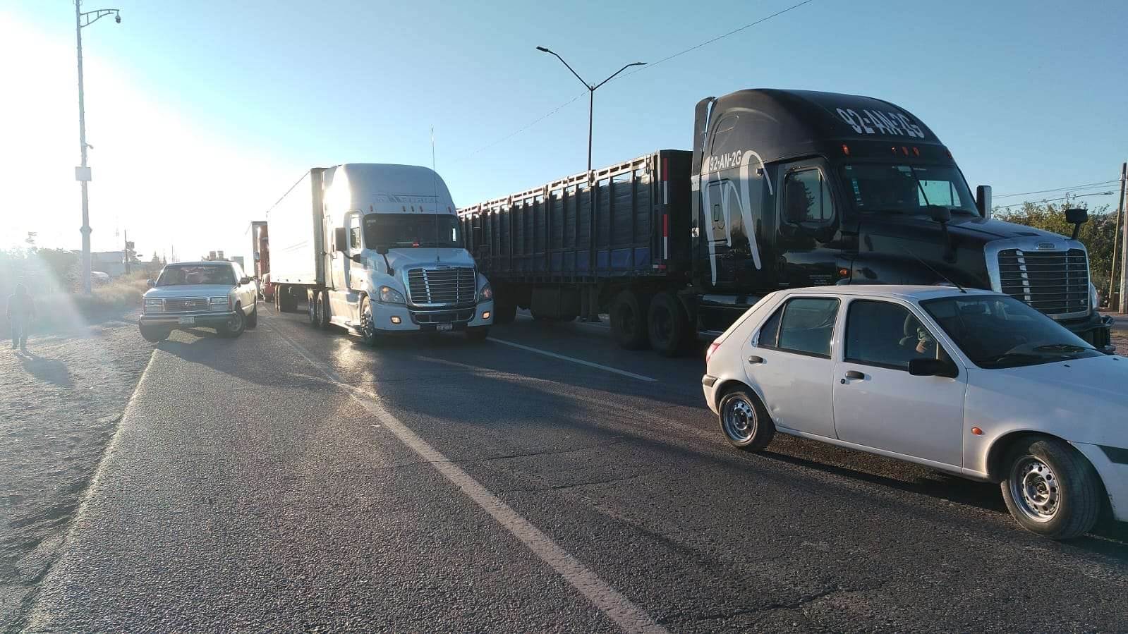Bloquean transportistas y productores la carretera a Delicias
