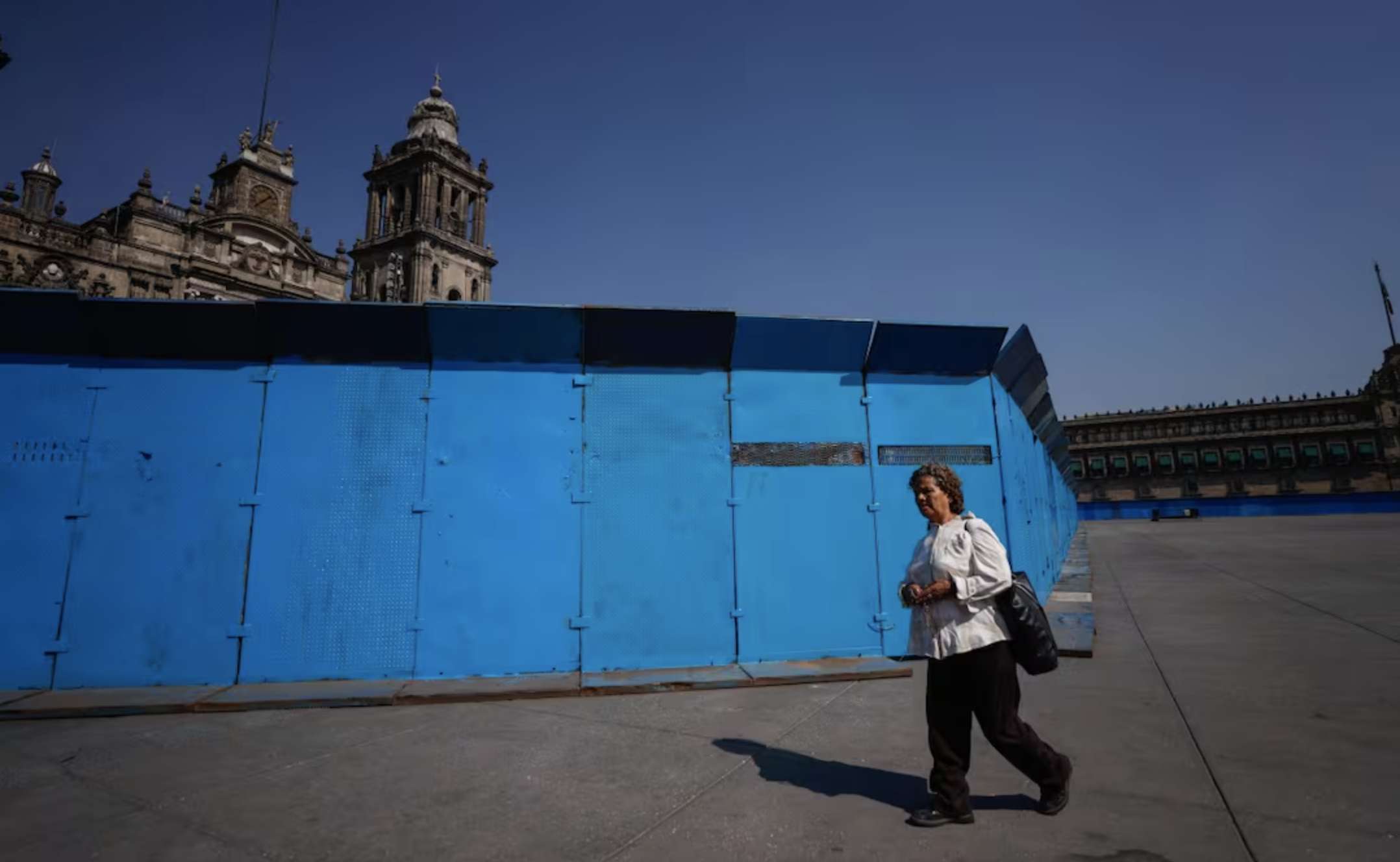 Amurallan de nuevo Palacio Nacional por marchas del 25N