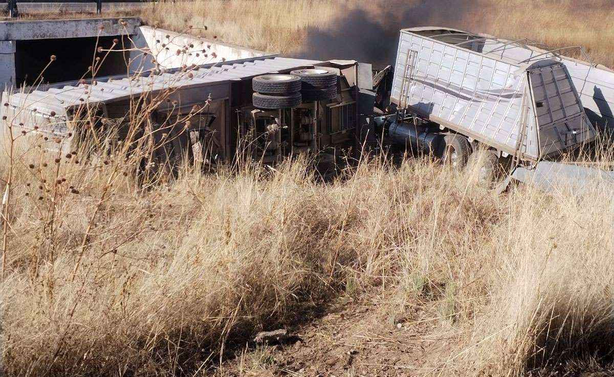 Fallece niño menonita al volcar tráiler en el municipio de Guerrero