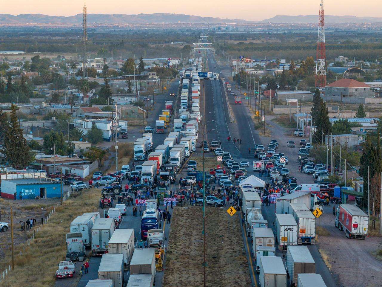 Provocan bloqueos carreteros escasez de cerveza en la ciudad