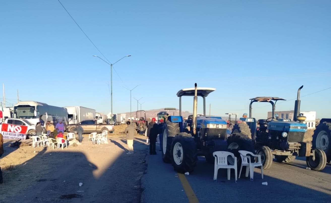 Sigue bloqueada la carretera a Delicias; piden evitar la zona