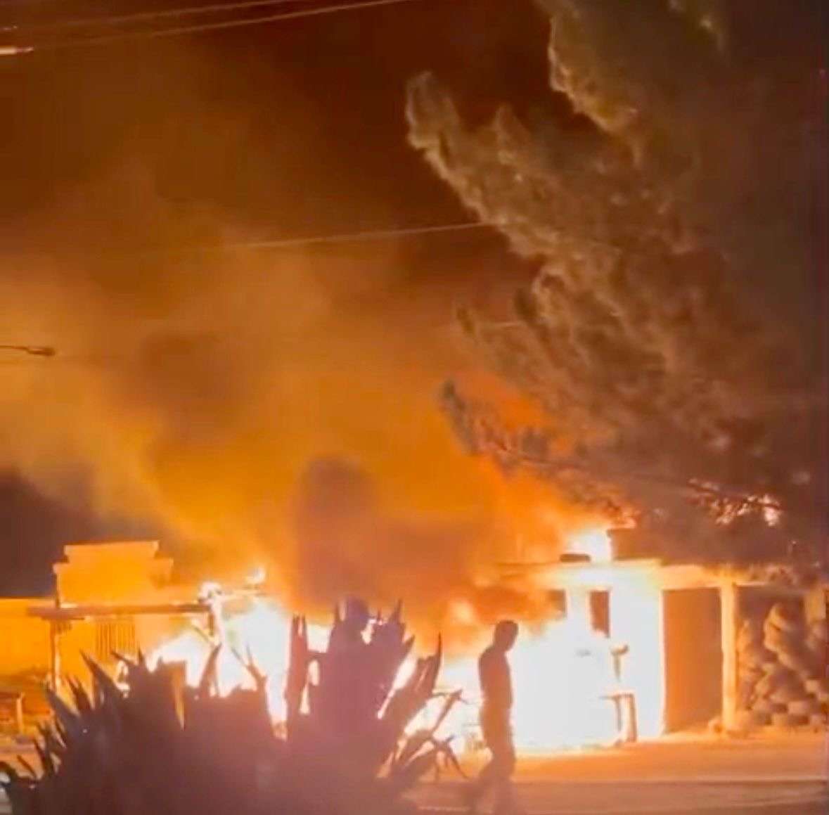 Incendian adictos dos casas en Urbi Villa del Prado
