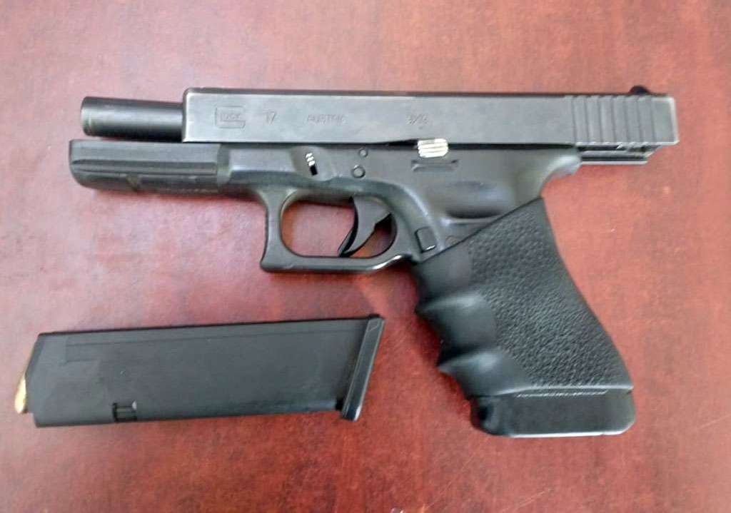 Detienen a supuesto estatal empistolado por escandalizar en funeraria