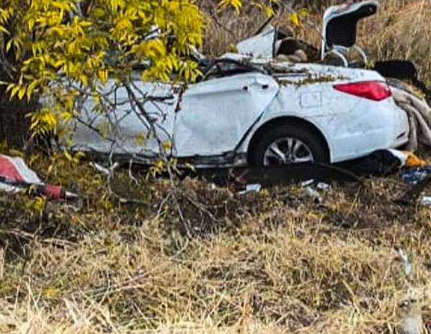 Deja 1 muerto y 1 herido volcadura en la carretera a Cuauhtémoc