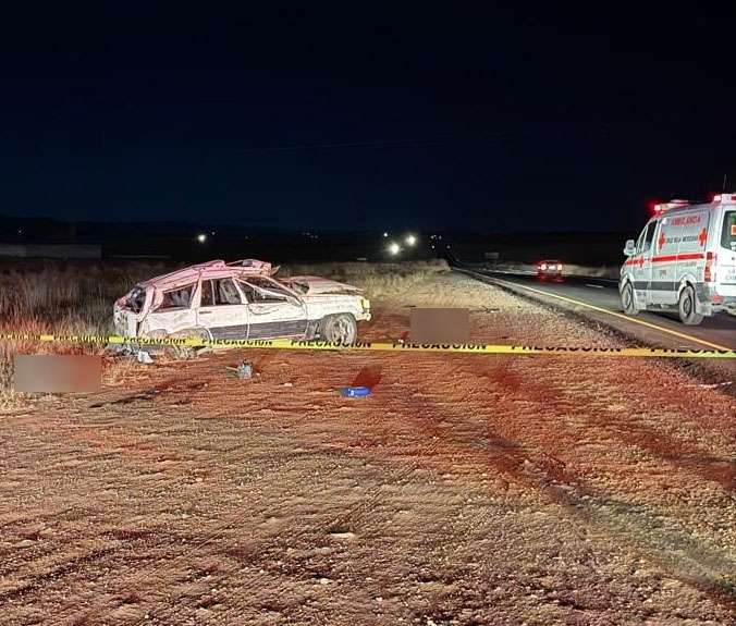 Mueren 3 al volcar camioneta en la carretera La Junta-Guerrero