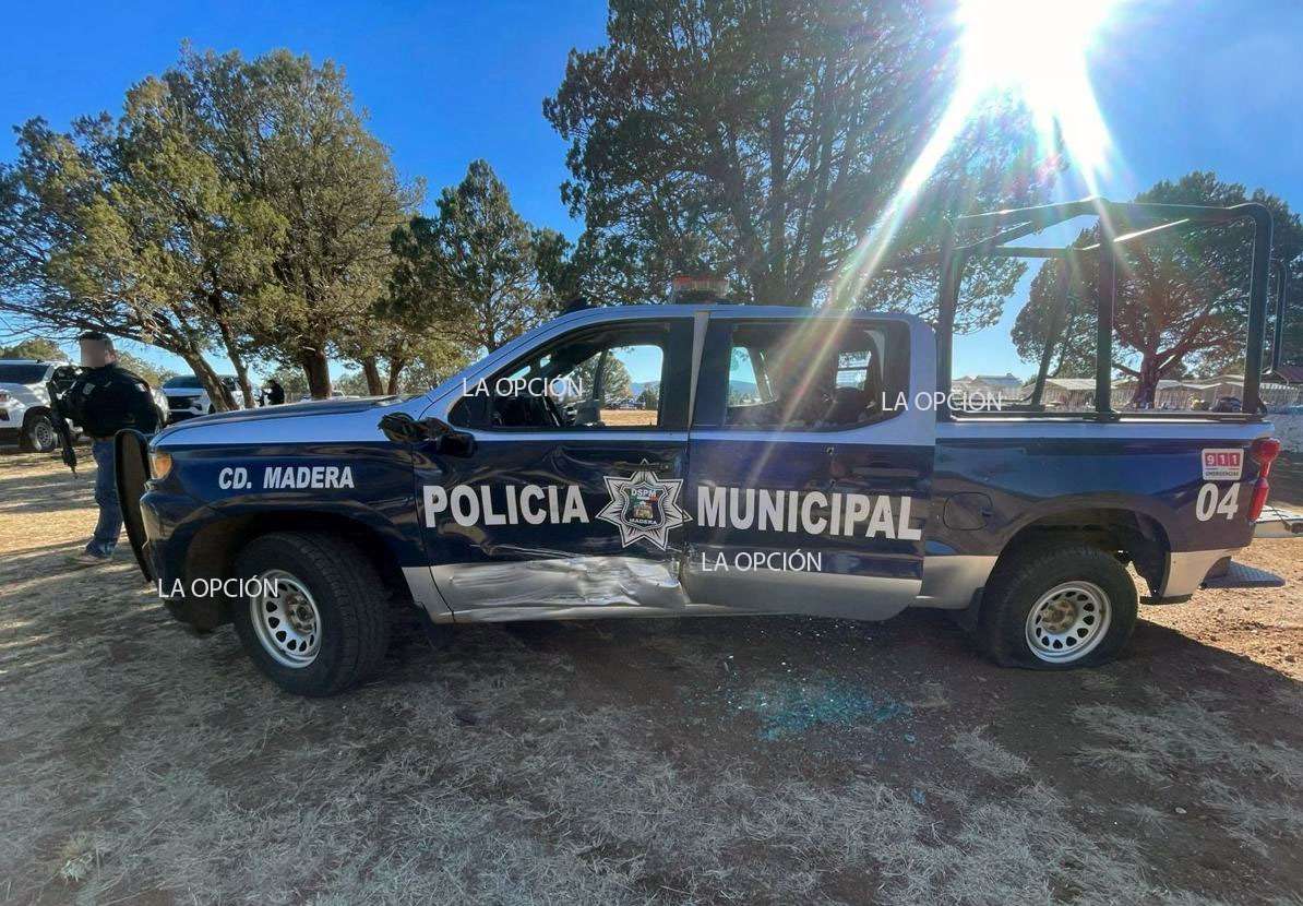 Dañan malandros 4 patrullas e incendian 3 vehículos en Madera