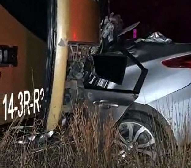 Mueren 2 en choque de carro y camión en la rúa Parral-Matamoros