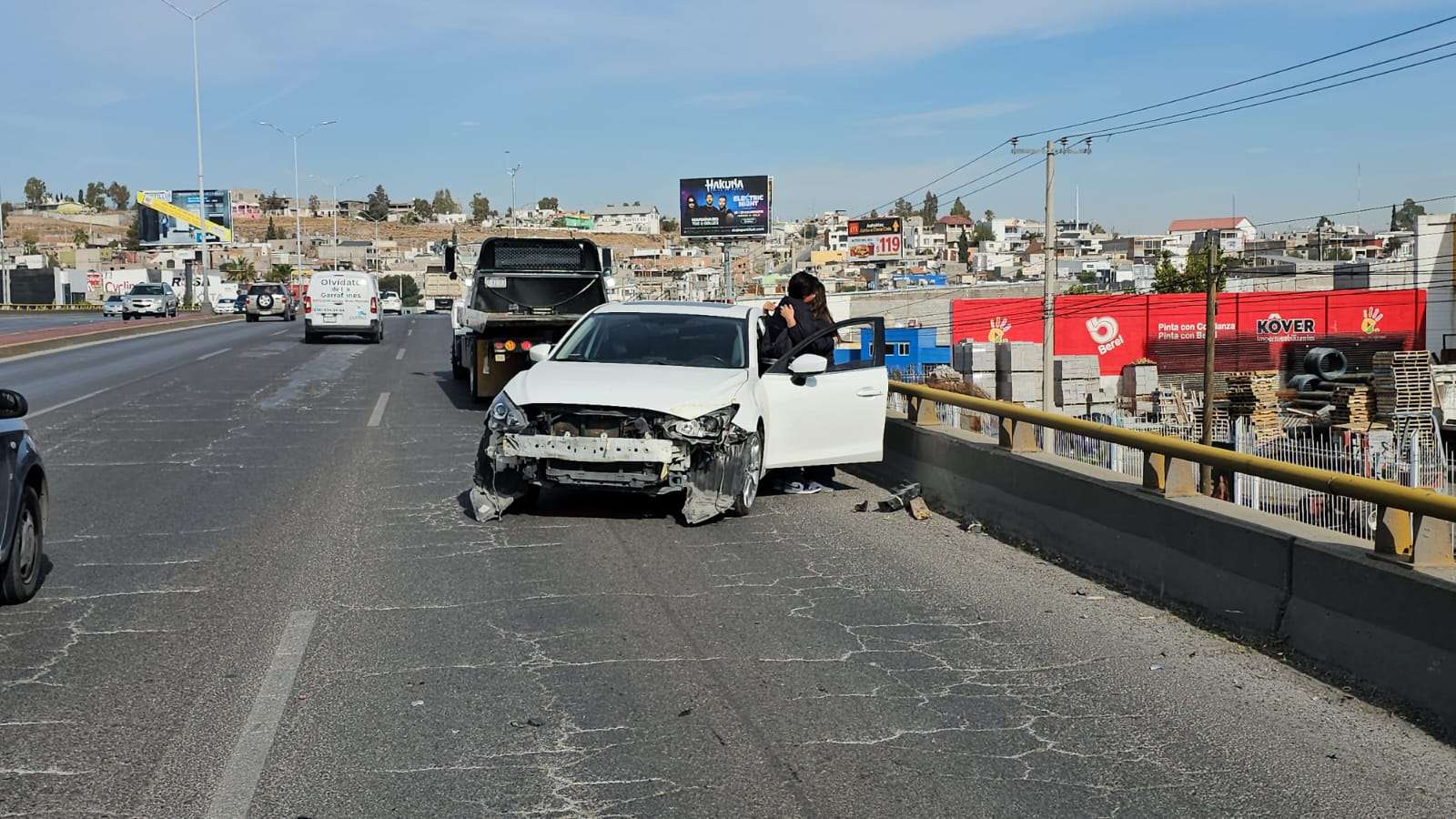 Pierde el control y se impacta contra muro en el Perijuv | La Opción de ...