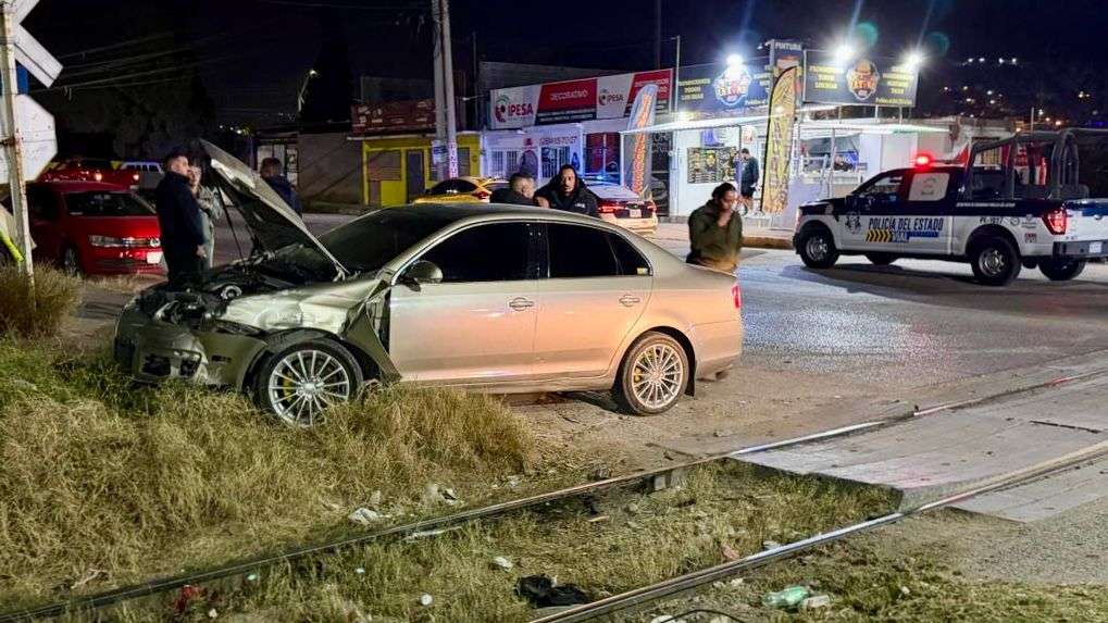 Intenta ganarle el paso al tren y lo impacta | La Opción de Chihuahua