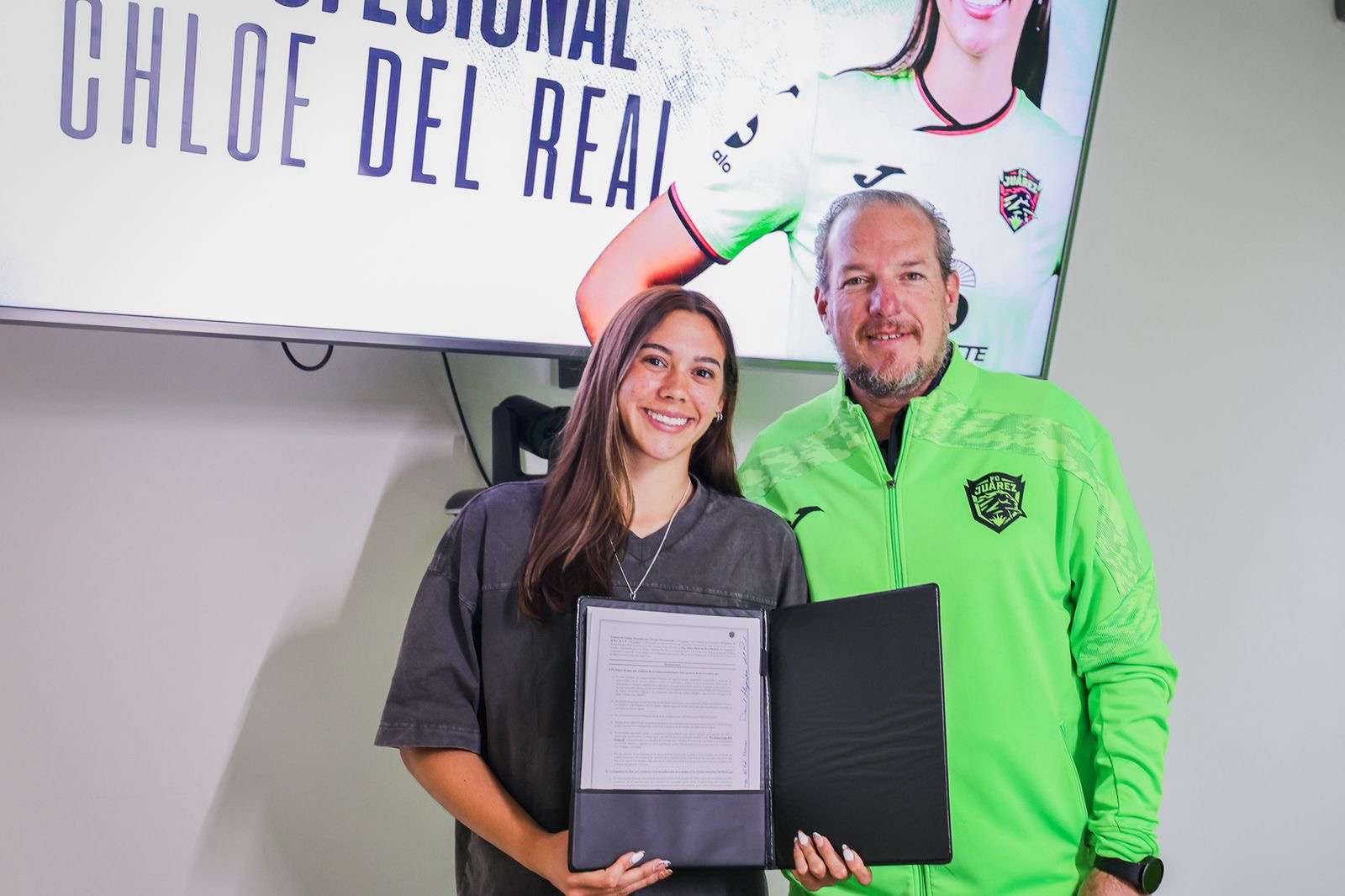 Firma Chloe Del Real contrato con las Bravas de Juárez