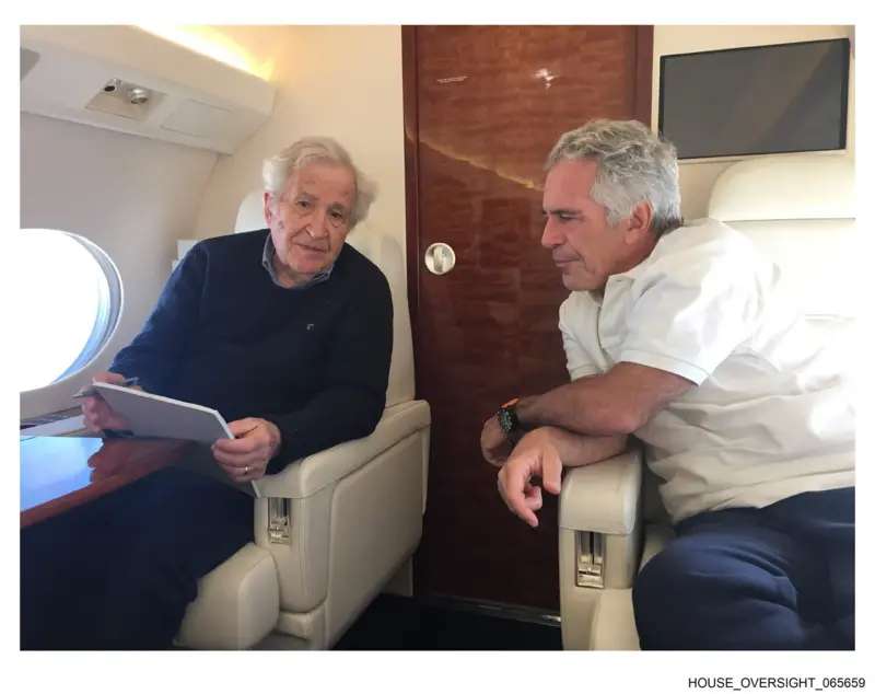 El lingüista y filósofo Noam Chomsky aparece en un avión privado al lado de Epstein.