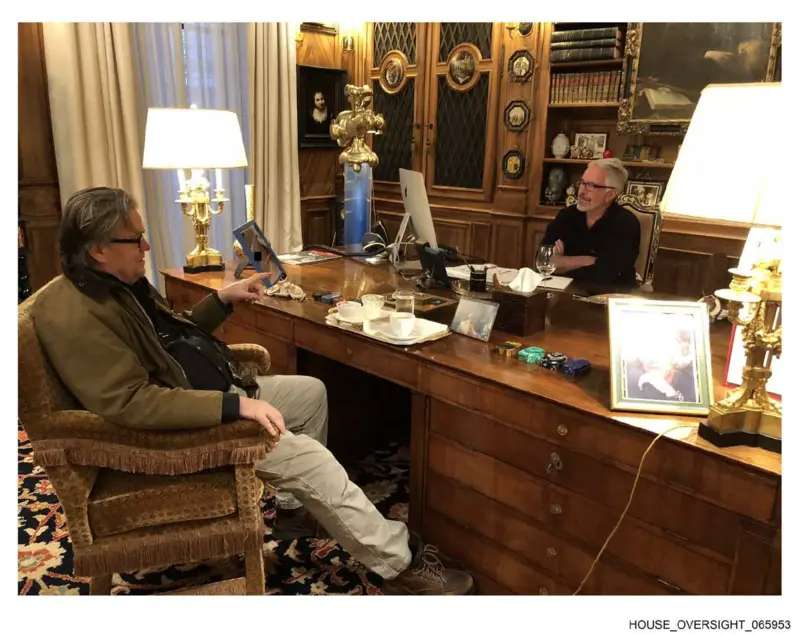 Steve Bannon, un activista conservador y antiguo aliado de Trump, aparece en esta imagen junto a Esptein
