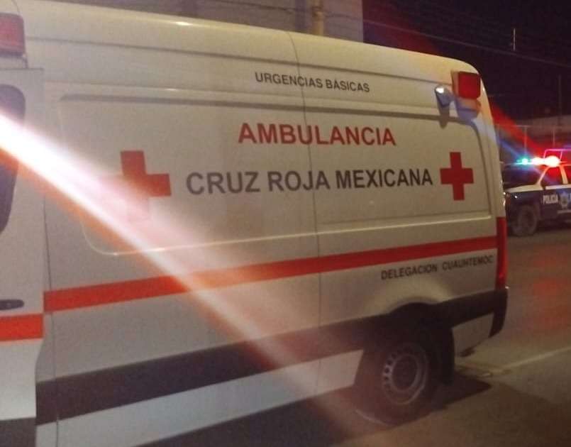 Cruza a mitad de calle y termina atropellado
