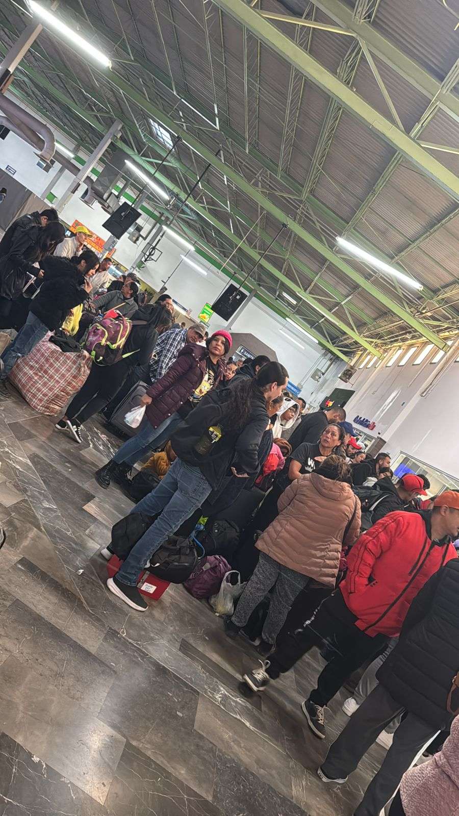 Varados decenas de viajeros en la Central Camionera 