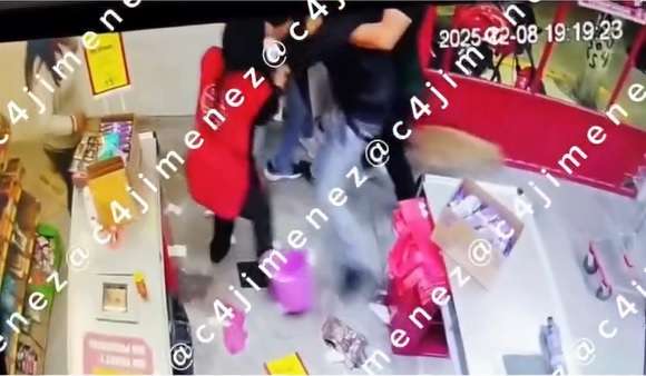 Intenta robar tienda y es golpeado por empleados